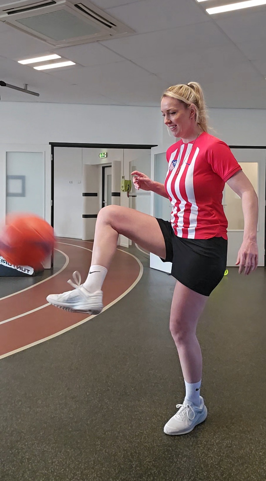 Oefening met de bal tijdens training in voorste kruisband revalidatie