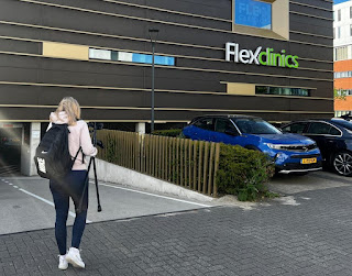 Aankomst voor knieoperatie in het ziekenhuis