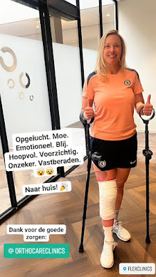 Tijd om naar huis te gaan na een dag in het ziekenhuis voor een knieoperatie