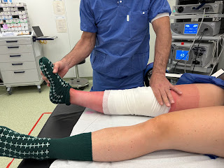 Knie met verband op de operatiekamer