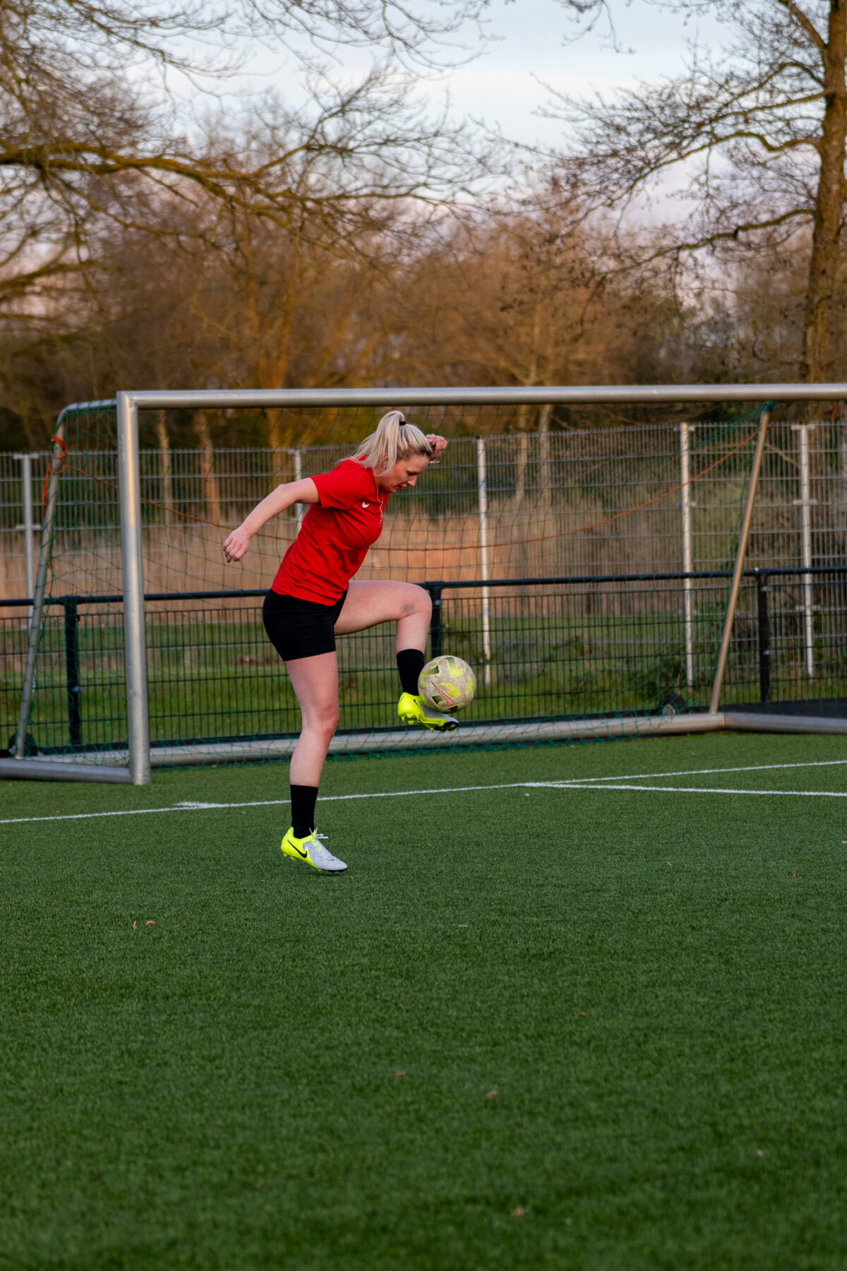 Cindy van de Moosdijk neemt een bal aan op het voetbalveld
