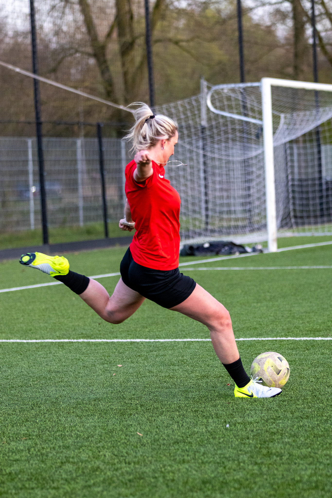 Cindy van de Moosdijk tijdens voetbaltraining