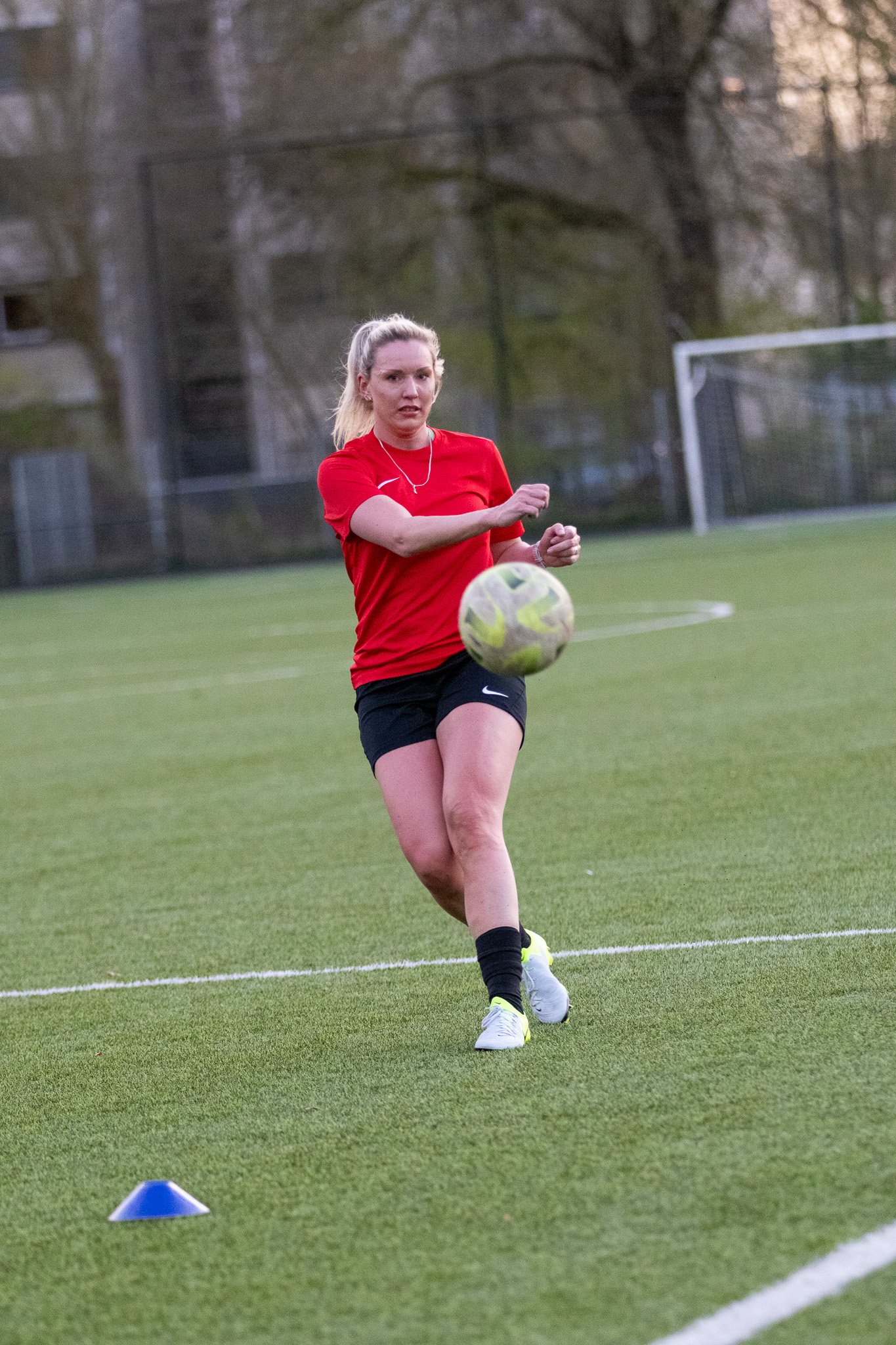 Cindy van de Moosdijk tijdens voetbaltraining