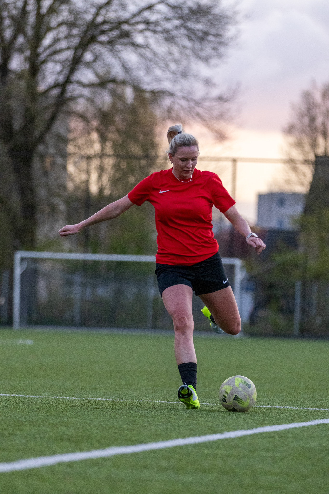 Vrouw schiet op doel