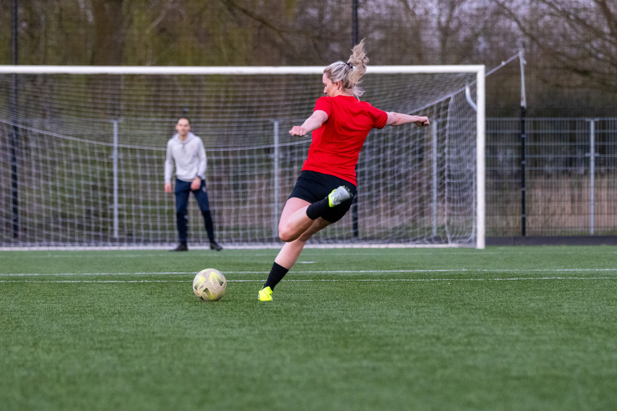 Cindy van de Moosdijk schiet een bal op doel